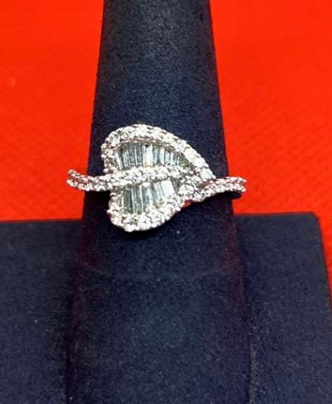 LADIES 18K WHITE GOLD DIAMOND RING