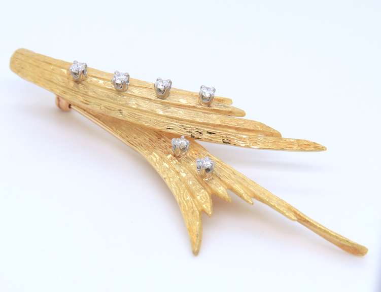Handsome 18kt Yellow Gold Diamond Textured Brooch