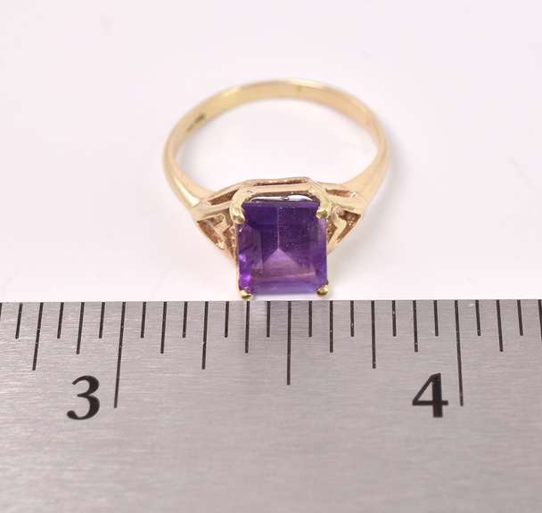Elegant Amethyst Ring in Yellow Gold