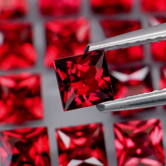 Set of 16 top red VS Garnets weighing 7.67 carats