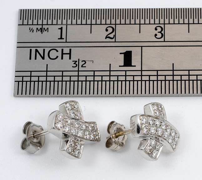 High Quality WG Diamond X Earrings