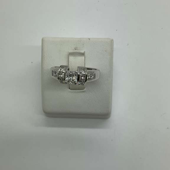 CERTIFIED LADIES 14K WHITE GOLD AND DIAMOND ENGAGEMENT RING