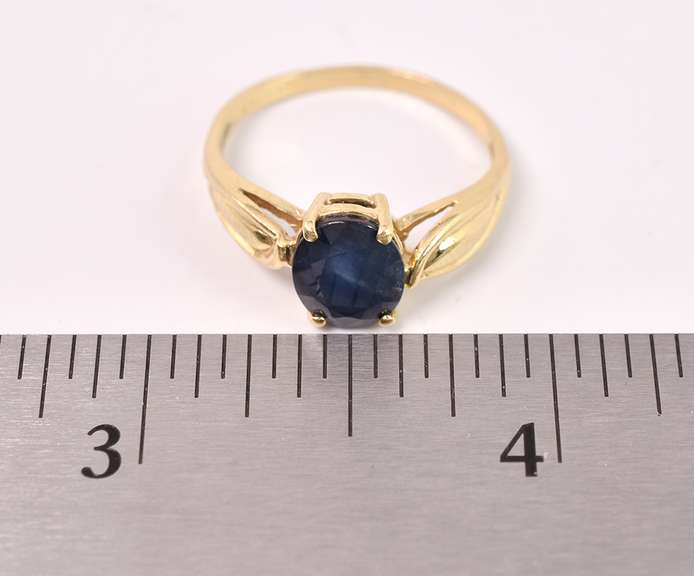 Spectacular Sapphire Ring in 14K Yellow Gold
