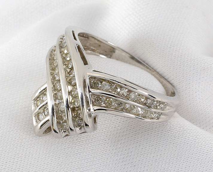 Nicely Styled WG Diamond Ring