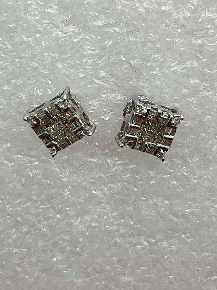 14K WHITE GOLD AND DIAMOND STUD EARRINGS