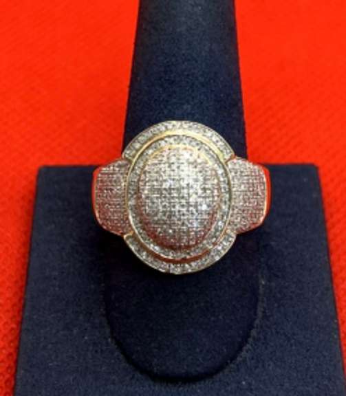MENS 10K YELLOW GOLD RING WITH 0.91 CARAT OF DIAMOND