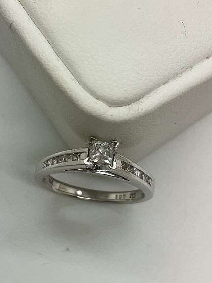 LADIES 14K WHITE GOLD AND DIAMOND RING