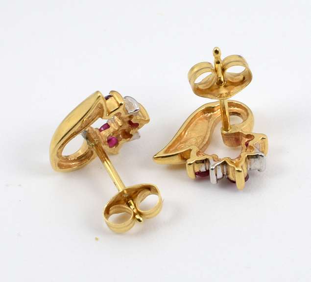 Sweet Ruby & Dia. Heart Earrings