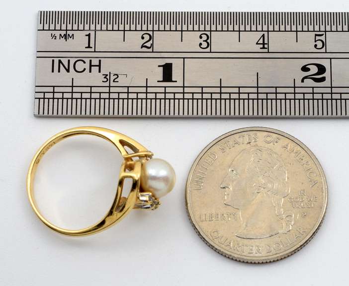 Nicely Designed Pearl & Diamond Ring