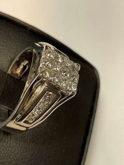 LADIES 14K WHITE GOLD AND DIAMOND RING