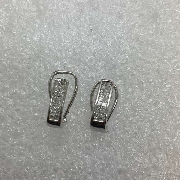 BRAND NEW LADIES 18K WHITE GOLD AND DIAMOND EARRINGS