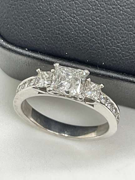 CERTIFIED LADIES 14K WHITE GOLD AND DIAMOND RING.