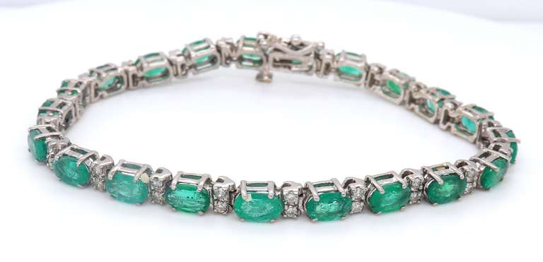 Lavish White Gold oval Emerald and RBC Diamond Bracelet