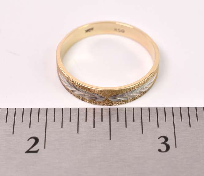 Tasteful Textured Band Ring in Yellow Gold