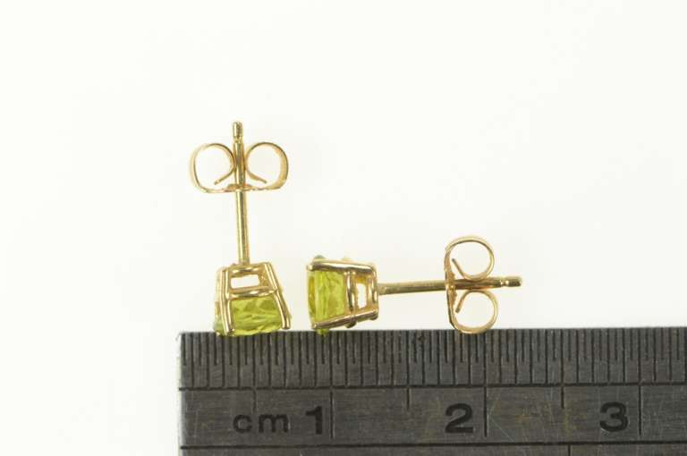 14K Yellow Gold Round Peridot Solitaire Classic Simple Stud Earrings