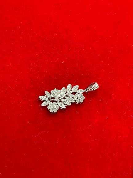 14K WHITE GOLD AND DIAMOND PENDANT