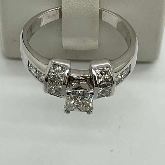 CERTIFIED LADIES 14K WHITE GOLD AND DIAMOND ENGAGEMENT RING