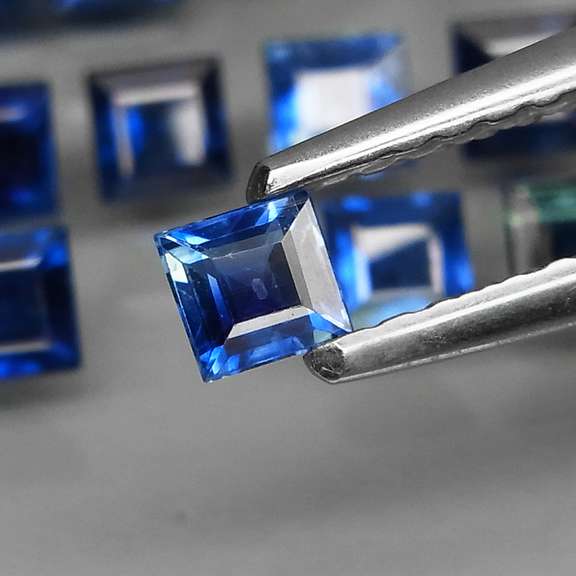 Heated only 4.42ct blue Sapphire set with multiple hues