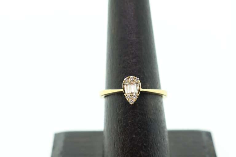 Exciting 18kt Yellow Gold Teardrop Diamond Ring