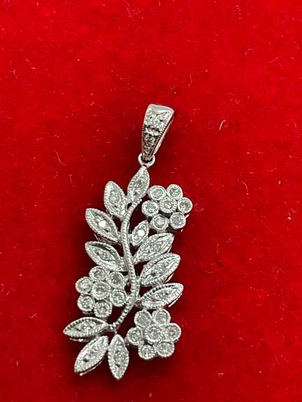14K WHITE GOLD AND DIAMOND PENDANT