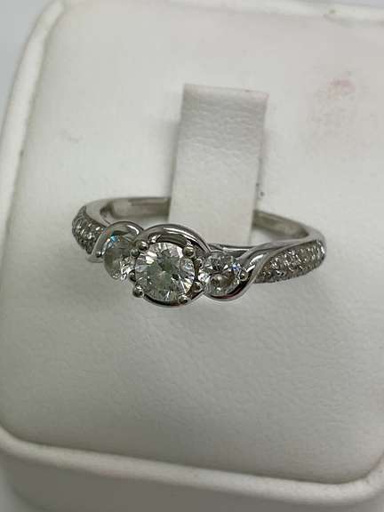 LADIES 14K WHITE GOLD AND DIAMOND RING