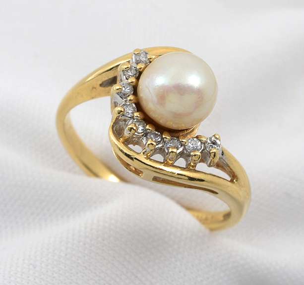 Nicely Designed Pearl & Diamond Ring