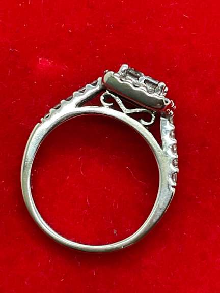 CERTIFIED LADIES 14K WHITE GOLD AND DIAMOND RING