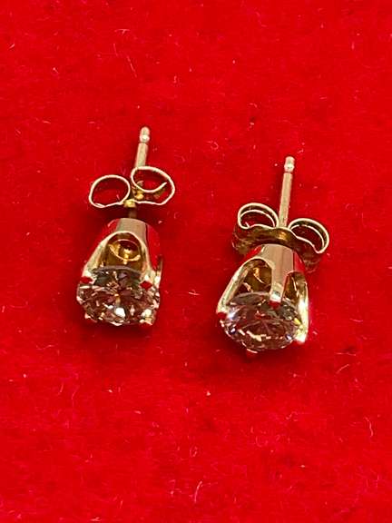 LADIES 14K GOLD AND DIAMOND STUDS.