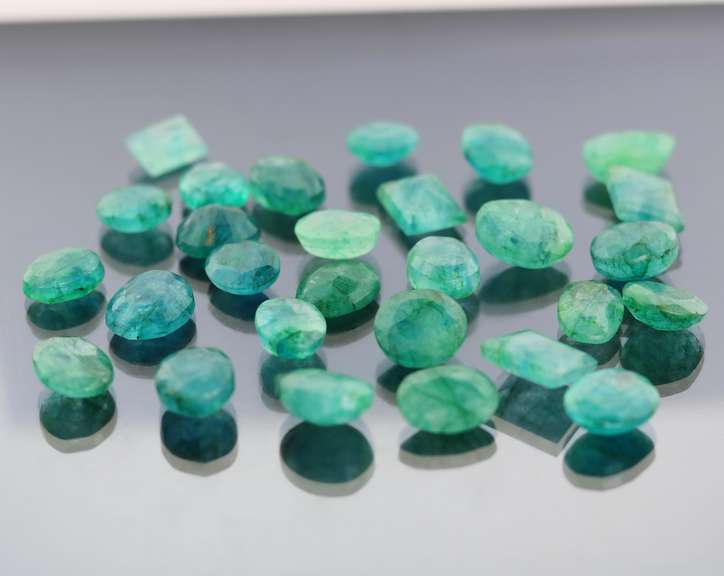 Heavy 230.50ct collection of Emeralds