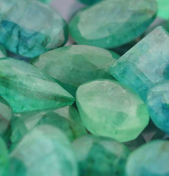 Heavy 237.50ct collection of Emeralds