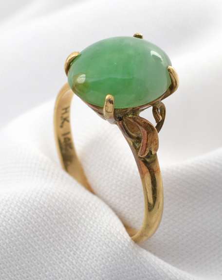 Lovely Vintage Oval Jade Ring