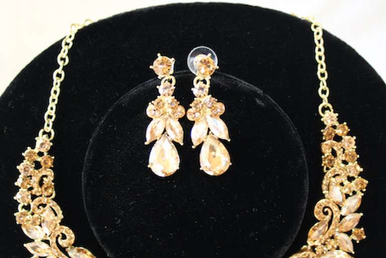 Set Of Fashion Jewelry Neck Lace And Earrings