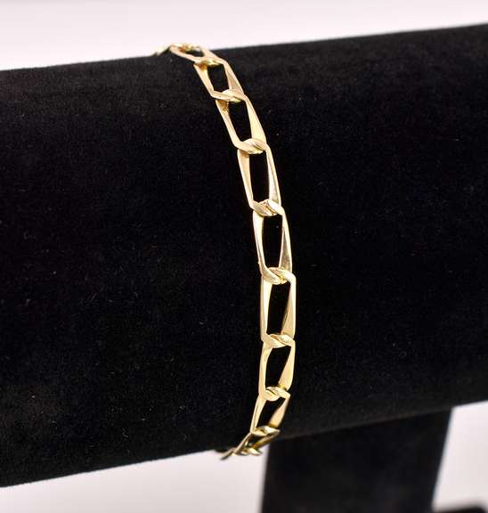 Distinct Curb Link Bracelet in 14K Yellow Gold