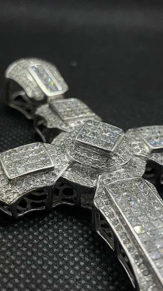 INTERESTING LARGE 7.50 CARATS DIAMOND CROSS PENDANT
