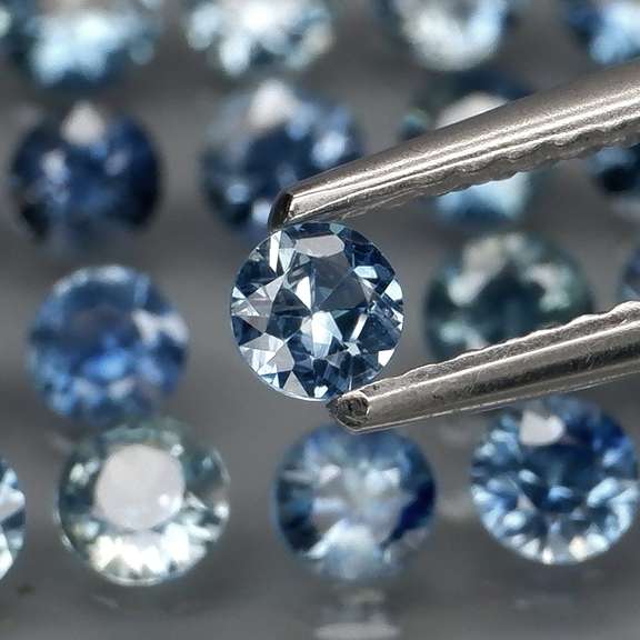 Natural 3.13ct blue Sapphire set with multiple hues