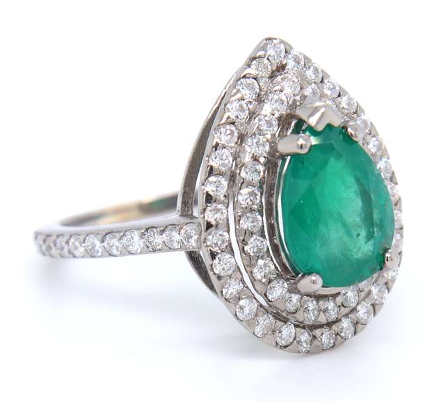 Wonderful White Gold Pear Shape Cut Natural Emerald and Diamond Ring