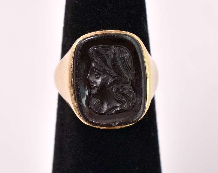 Dainty Cameo Ring in Yellow Gold