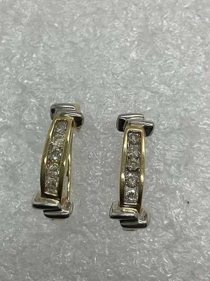 BRAND NEW 14K YELLOW GOLD AND DIAMOND EARRINGS.