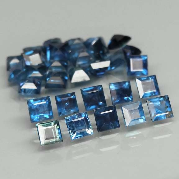 Natural 4.28ct blue Sapphire set with multiple hues