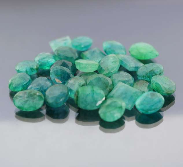 Heavy 230.50ct collection of Emeralds