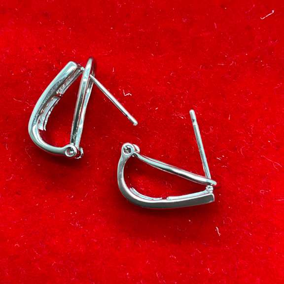 BRAND NEW LADIES 18K WHITE GOLD AND DIAMOND EARRINGS
