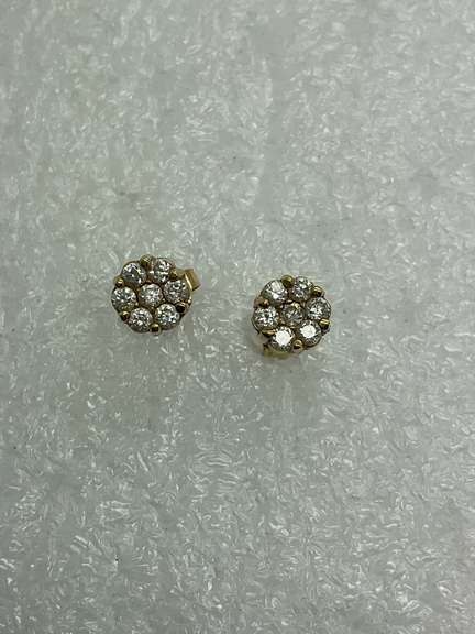 18K YELLOW GOLD AND DIAMOND STUD EARRINGS.