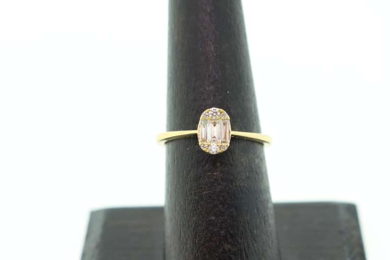 Eye-Pleasing 18kt Yellow Gold Oval Shaped Diamond Ring