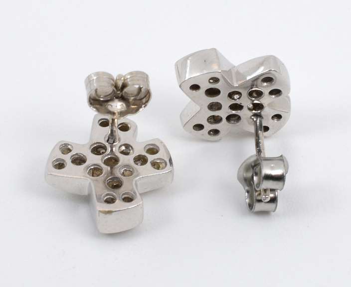 High Quality WG Diamond X Earrings