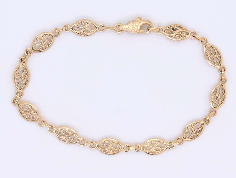 Pleasing Yellow Gold Filagree Link Bracelet
