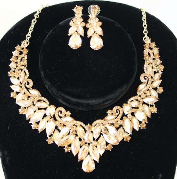 Set Of Fashion Jewelry Neck Lace And Earrings