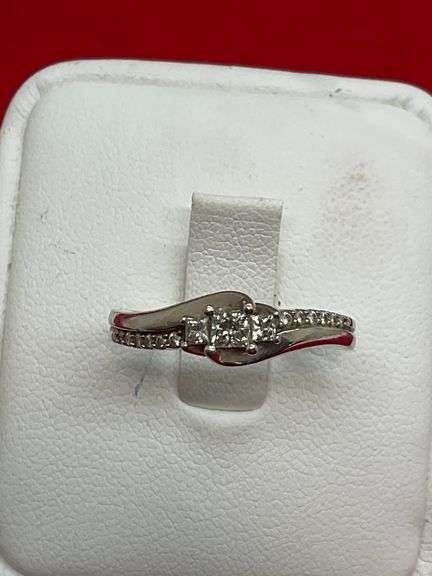 LADIES WHITE GOLD AND DIAMOND ING