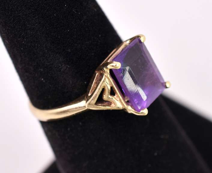 Elegant Amethyst Ring in Yellow Gold