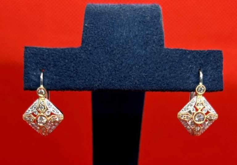 18K TWO-TONE GOLD EARRINGS WITH 0.40 CARAT OF DIAMOND
