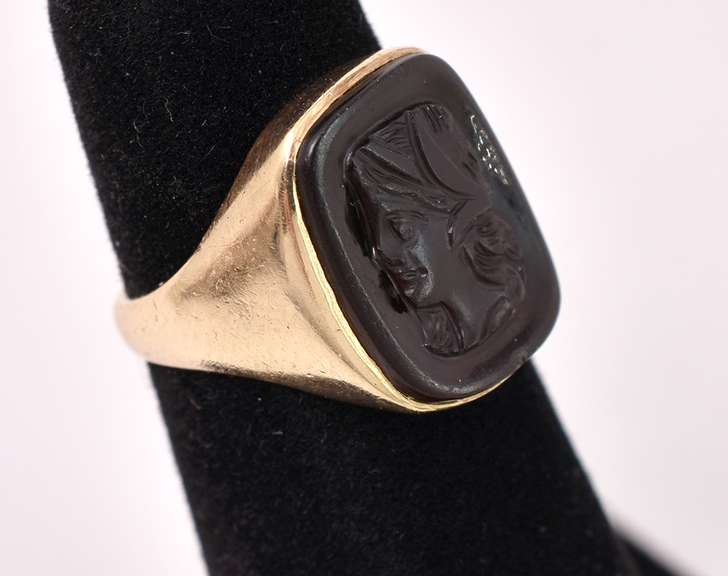 Dainty Cameo Ring in Yellow Gold